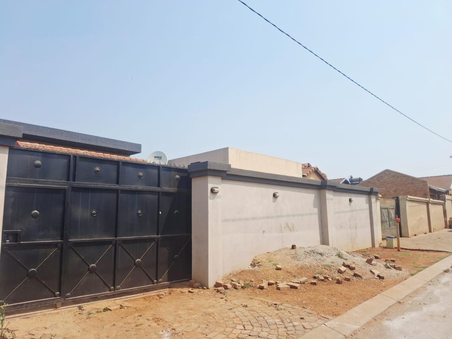 3 Bedroom House + Cottage/Flat for Sale - Gauteng